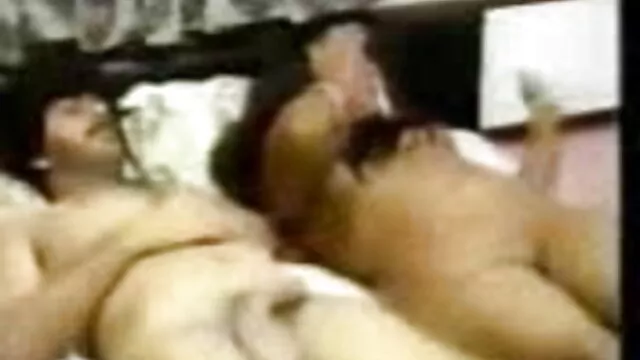 स्कर्ट के नीचे