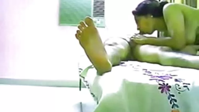 खूबसूरत सुनहरे बालों वाली स्ट्रिप्स और बनाता है उसे पूरी तरह से मुंडा बिल्ली जबकि वह सह की बीएफ सेक्सी मूवी मूवी