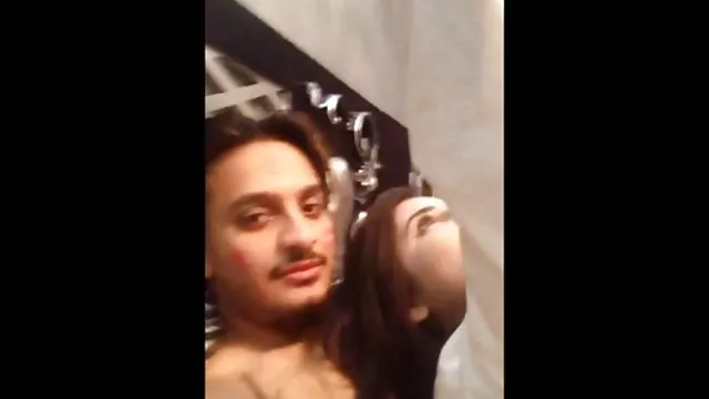 नाटकों सेक्सी बीएफ मूवी के साथ उसे पेशाब लथपथ योनि
