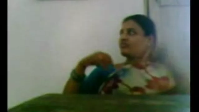 संचिका किशोर उसे डिल्डो के साथ खेलता है सेक्सी मूवी बीएफ मूवी