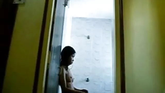 सुडौल लैटिना उसे बिल्ली के साथ सेक्सी मूवी बीएफ वीडियो में खेलता है और सह पर