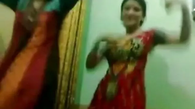 सुडौल लड़की उसे गधा और योनी के साथ खिलौने बीएफ सेक्सी पिक्चर मूवी