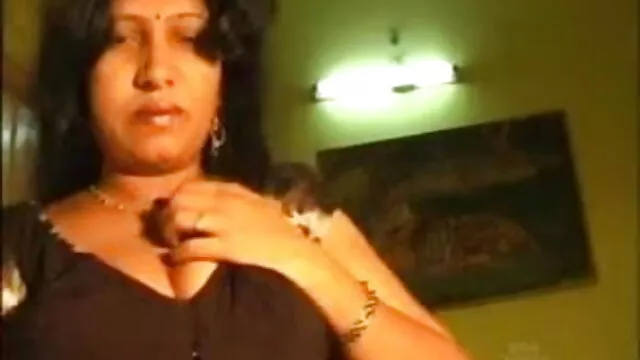 लाल सेक्सी बीएफ हिंदी मूवी बालों वाली बिल्ली के साथ खेलता है उसे बाथटब में
