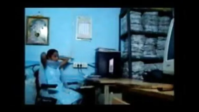 सुनहरे बालों वाली वेब कैमरा पर उसे बीएफ सेक्सी हिंदी मूवी बिल्ली से पता चलता है